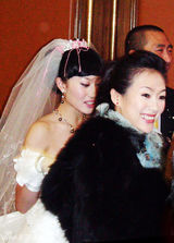 组图：章子怡嫂子殷旭复出拍穿越剧造型干练