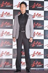 组图：《完美一击》首尔发布 李成韩携众主创亮相