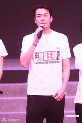 幻灯图：香港演艺界赈灾 tvb艺人唱月亮代表我的心