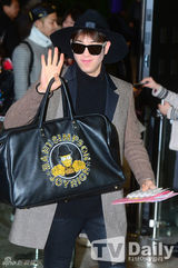 组图：韩团BlockB休闲装亮相机场赴日参加演出