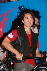 组图：郑伊健新歌发表 演唱会反应佳宣布加场