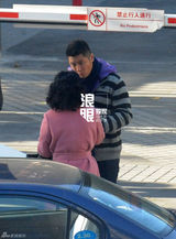 组图：任重何赛飞拍新剧 院外拉扯情绪激动