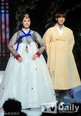 组图：南宝拉林时完穿韩服走秀 为单亲妈妈筹款