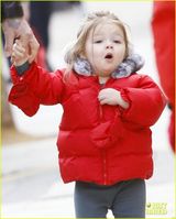 组图：贝克汉姆牵爱女逛街 眼含深情父爱满溢