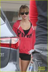组图：泰勒粉红运动装现身 超短裤秀美腿