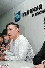 组图：徐濠萦素颜现身香港报业评议会 陈奕迅递交投诉书