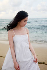 组图：黄圣依漫步沙滩 飘逸白裙展清新之美