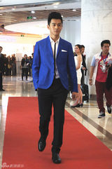 组图：乔振宇亮相风尚活动 第一时间为雅安祈福