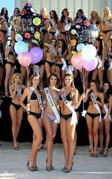 组图：2010环球小姐决赛在即 各国佳丽泳装大合影