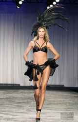 组图：超模吉赛尔-邦辰内衣秀 眩目T台大展迷人身姿