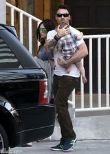 组图：梅根-福克斯绿色眼镜似苍蝇 老公护爱子