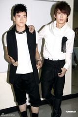 组图：卫兰陈伟霆关菊英等为《劲歌金曲》录影