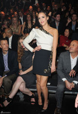 高清组图：杰西卡-阿尔芭现身巴黎时装周看秀