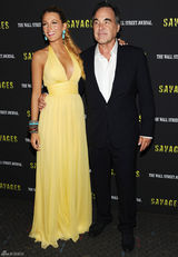 组图：布莱克明黄色礼服闪耀《野蛮人》纽约首映