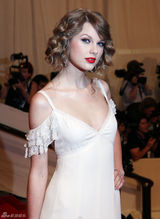 高清组图：纽约大都会庆典 斯威夫特白裙圣洁