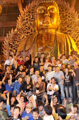 高清图：《新少林寺》刘德华成龙和小演员合影曝光