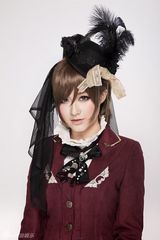 组图：琳琳颠覆甜美形象 变身帅气魔术师