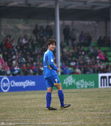 高清图：金俊秀任队长帅气踢球 金贤重等首场热身赛