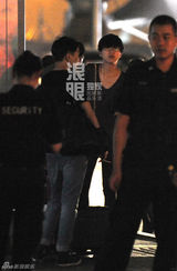 独家：董洁经纪人与友回京 烟不离手心情不错