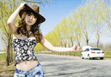 高清图：柳岩拍公路写真秀牛仔风情