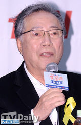 组图：SJ希澈扶仨爷爷宣传新剧 梳油头演帅警察