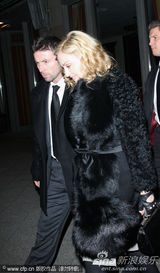 高清图：麦当娜现身柏林 小男友恩爱相伴