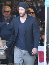 组图：里维斯一脸络腮胡出街 以手遮面不自信