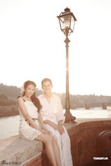 组图：莫文蔚不穿婚纱拍婚照 首公开与老公合影