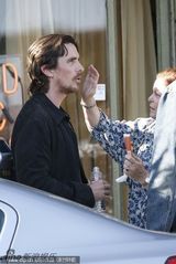 组图：贝尔现身电影片场 胡须拉碴落寞数钞票