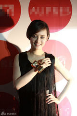 组图：孙俪小黑裙现身代言 发布新曲挑战热舞