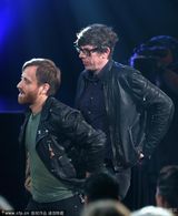 组图：黑键乐队获最佳摇滚歌曲最佳摇滚专辑