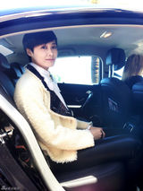 组图：李宇春清新亮相戛纳 红毯礼服暂保密