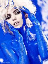 组图：金发超模人体彩绘写真化身性感蓝精灵