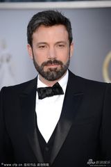 组图：群星闪耀红毯 暮光女拄拐海瑟薇优雅