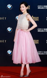 组图：亚洲电影大奖红毯春色浓 众女星挤胸露腿