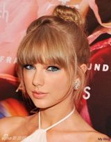 组图：泰勒丸子头白色长裙梦幻 深V性感露香肩