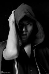 组图：秦昊黑白光影大片再现文艺魅力