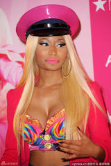 组图：妮基-米纳推出香水 发布会炫彩Bra露双弹