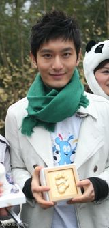 高清图：黄晓明送熊猫儿女去世博 做称职奶爸