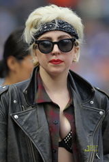 幻灯图：Lady gaga铆钉装看棒球赛 不满球员竖中指