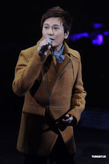 组图：张信哲助阵黄伟文作品展 郑伊健留须造型亮相