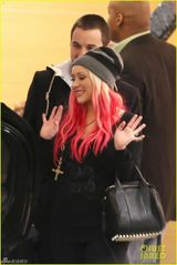 组图：克里斯汀娜火焰红发 牵男友幸福甜笑