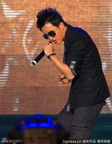 组图：韩庚湖北带病热舞 庚饭突破重围疯狂送礼 