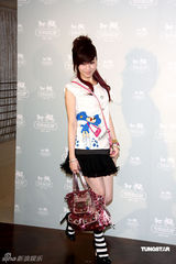 高清图：王心凌短裙走秀 大摆可爱姿势展青春活力