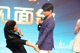 组图：吴奇隆《扇娘》宣传 表演擒拿手