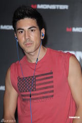 组图：吴建豪戴黑钻耳机压轴走秀 空运礼物表孝心