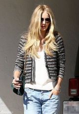 组图：超模罗茜花呢外套配仔裤靓丽出街