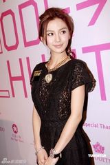 Angelababy连衣短裙显优雅 称不敢提黄晓明(图)