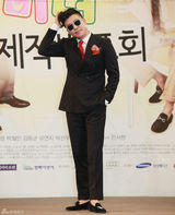 高清组图：张娜拉宣传新剧《童颜美女》粉红俏皮