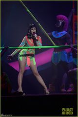 组图：水果姐全英音乐奖表演 民族风短裙亮粗腿